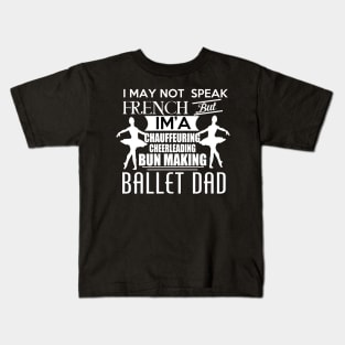 I may not speak french, but I'm a chauffeuring, cheerleading, bun making ballet DAD. Kids T-Shirt